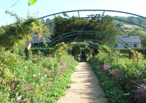 La grande allée du jardin de Monet à Giverny, fin juillet