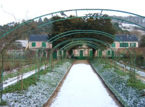 La grande allée du jardin de Monet en hiver