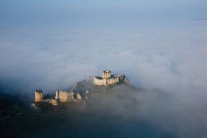 Château-Gaillard dans la brume, photo aérienne de Francis Cormon