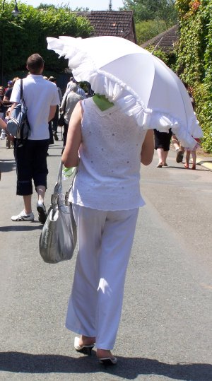 Femme à l'ombrelle à Giverny
