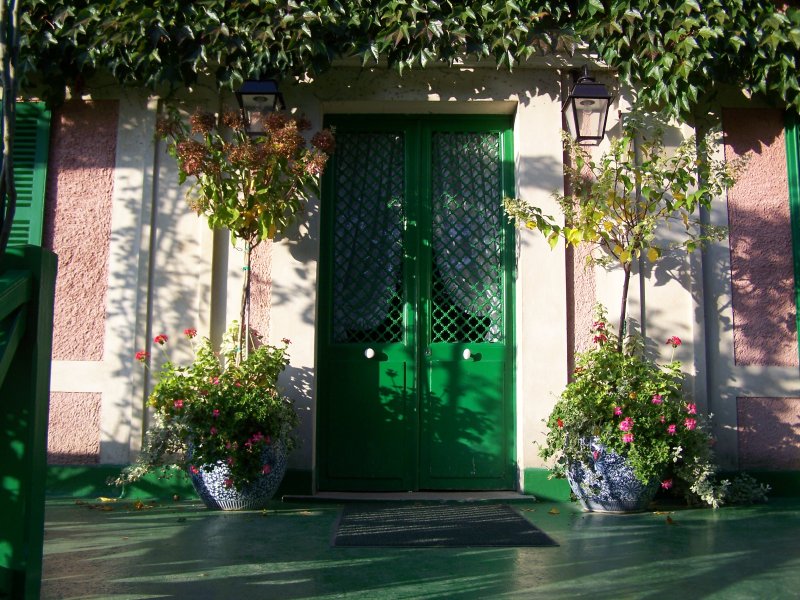 L'entrée principale de la maison de Monet joue de la symétrie.