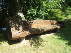 Banc taillé dans un tronc d'arbre au château de Vascoeuil, Normandie, France