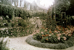 Monet dans son jardin à Giverny vers 1923, autochrome