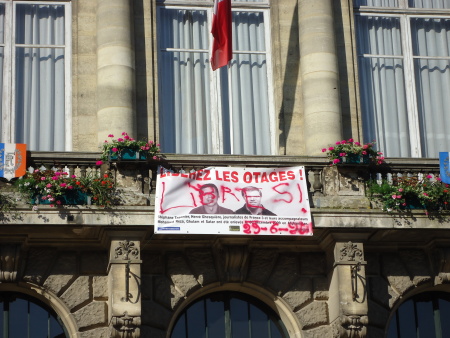 Affiche des otages Stéphane Taponier et Hervé Ghesquière taguée libres !, mairie de Vernon