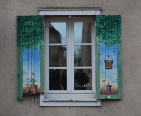 Fenêtre aux volets peints