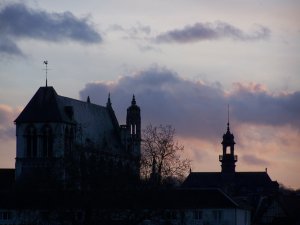 L'église et la mairie de Vernon au soleil couchant