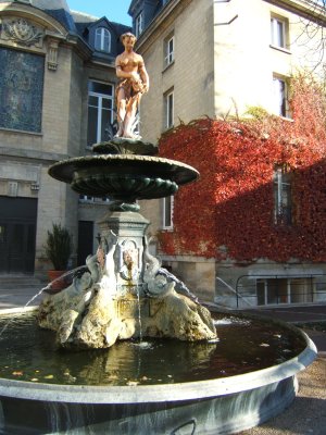 fontaine derrière la mairie de Vernon, Eure