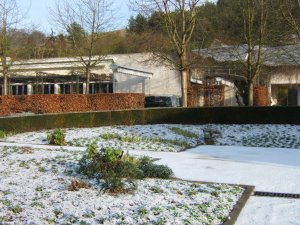 Le jardin blanc du musée d'art américain de Giverny sous la neige
