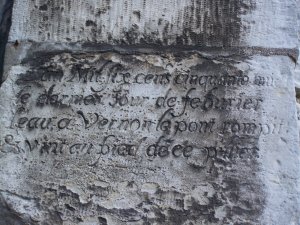 inscription commémorative à l'extérieur de l'église de Vernon