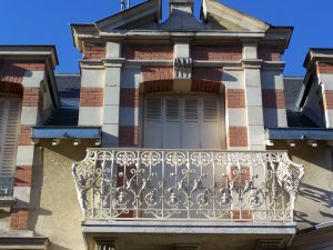 Balcon style Art Nouveau à Vernon, France
