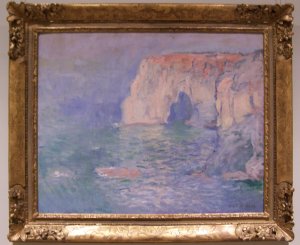 Claude Monet, La Manneporte, reflets sur l'eau, 1885-86, 65x81 cm, dépôt du Musée d'Orsay au Musée des Beaux Arts de Caen