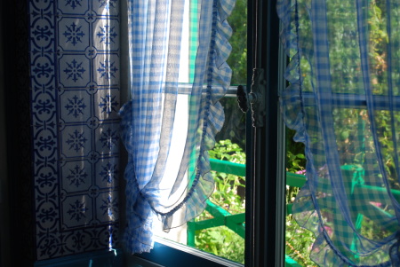 Fenêtre à rideaux bonne femme en carreaux vichy, Giverny, Maison de Claude Monet