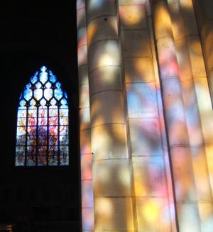 la lumière à travers un vitrail de Notre-Dame de Vernon
